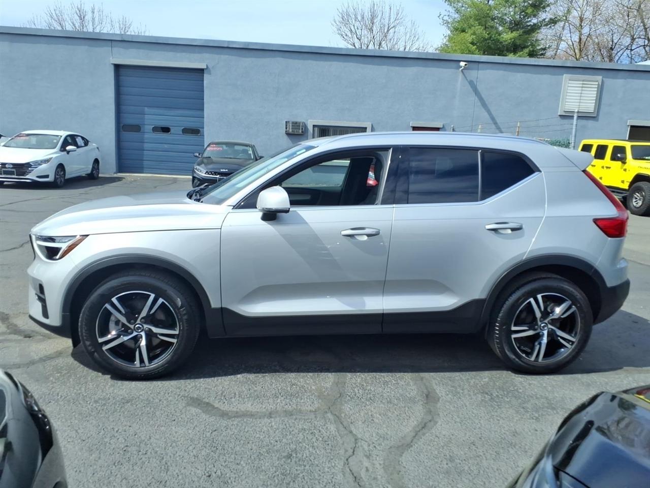 Volvo XC40 B5 AWD Core Bright Theme 2025