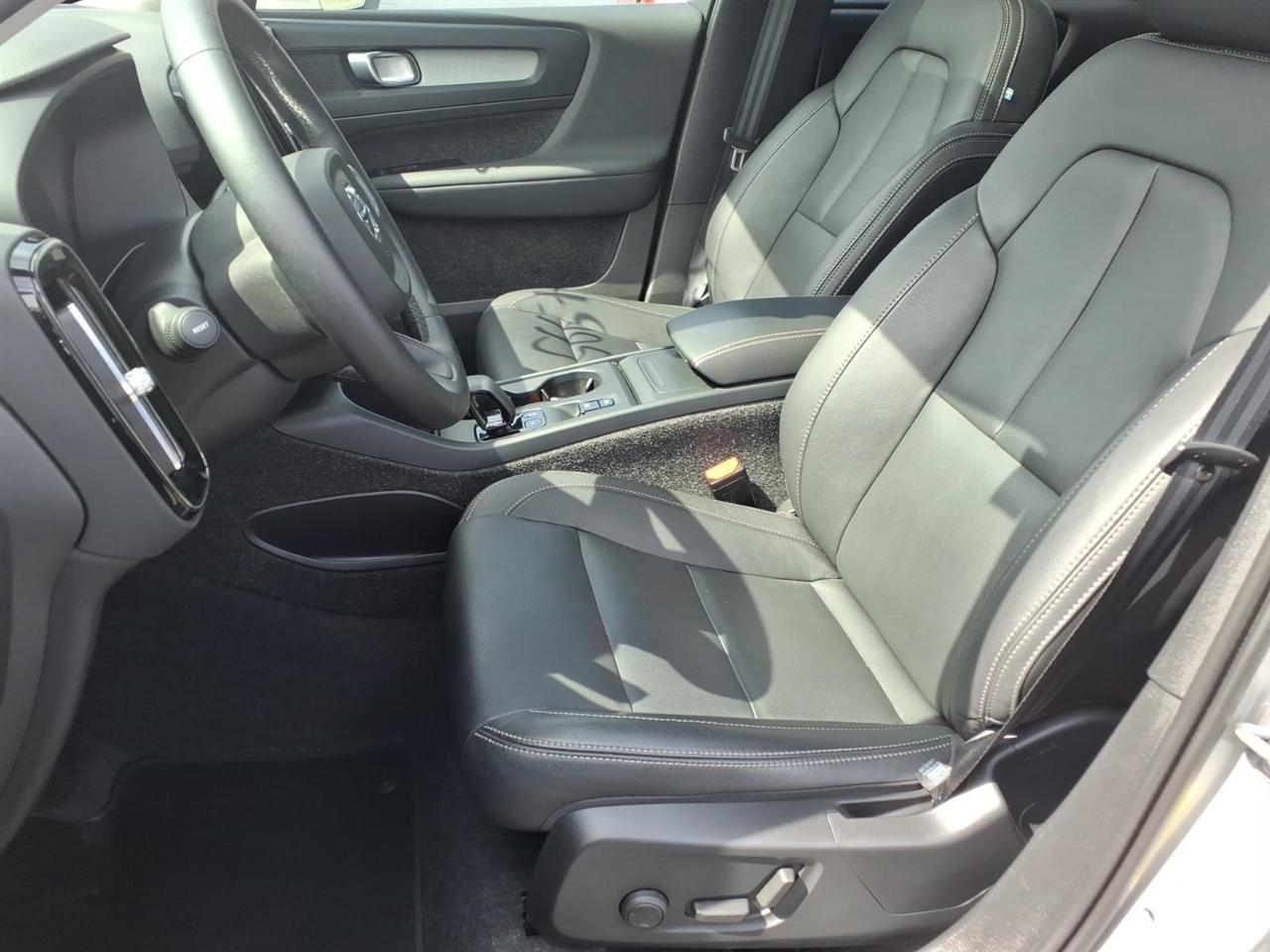 Volvo XC40 B5 AWD Core Bright Theme 2025