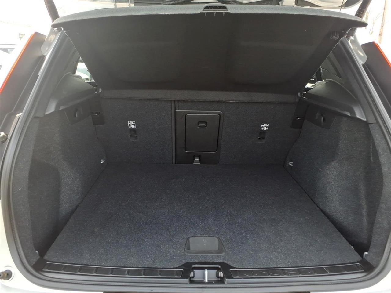 Volvo XC40 B5 AWD Core Bright Theme 2025