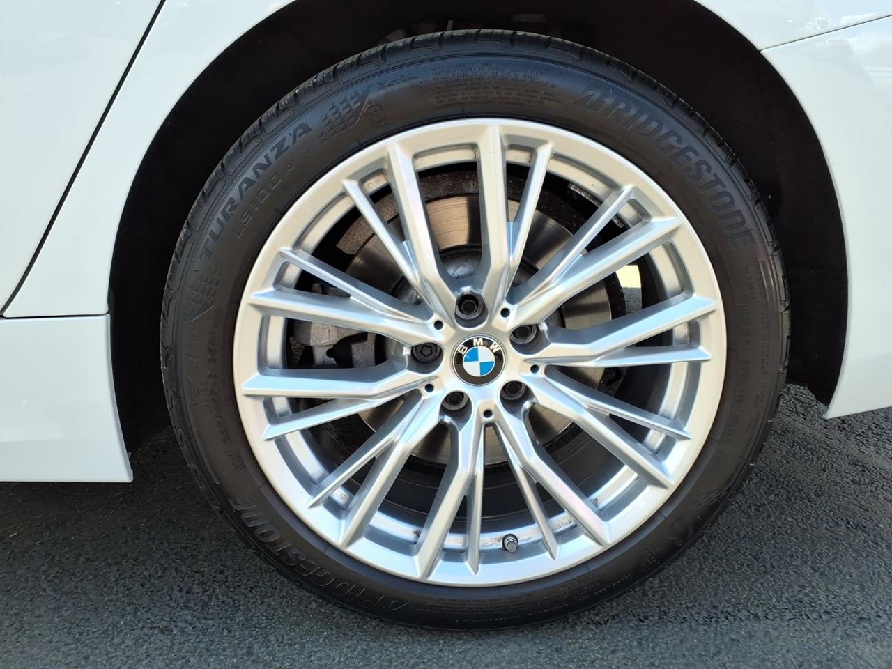 BMW 3 Series 330i xDrive Sedan 2024