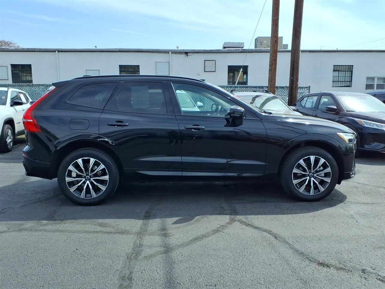 Volvo XC60 B5 AWD Core 2025