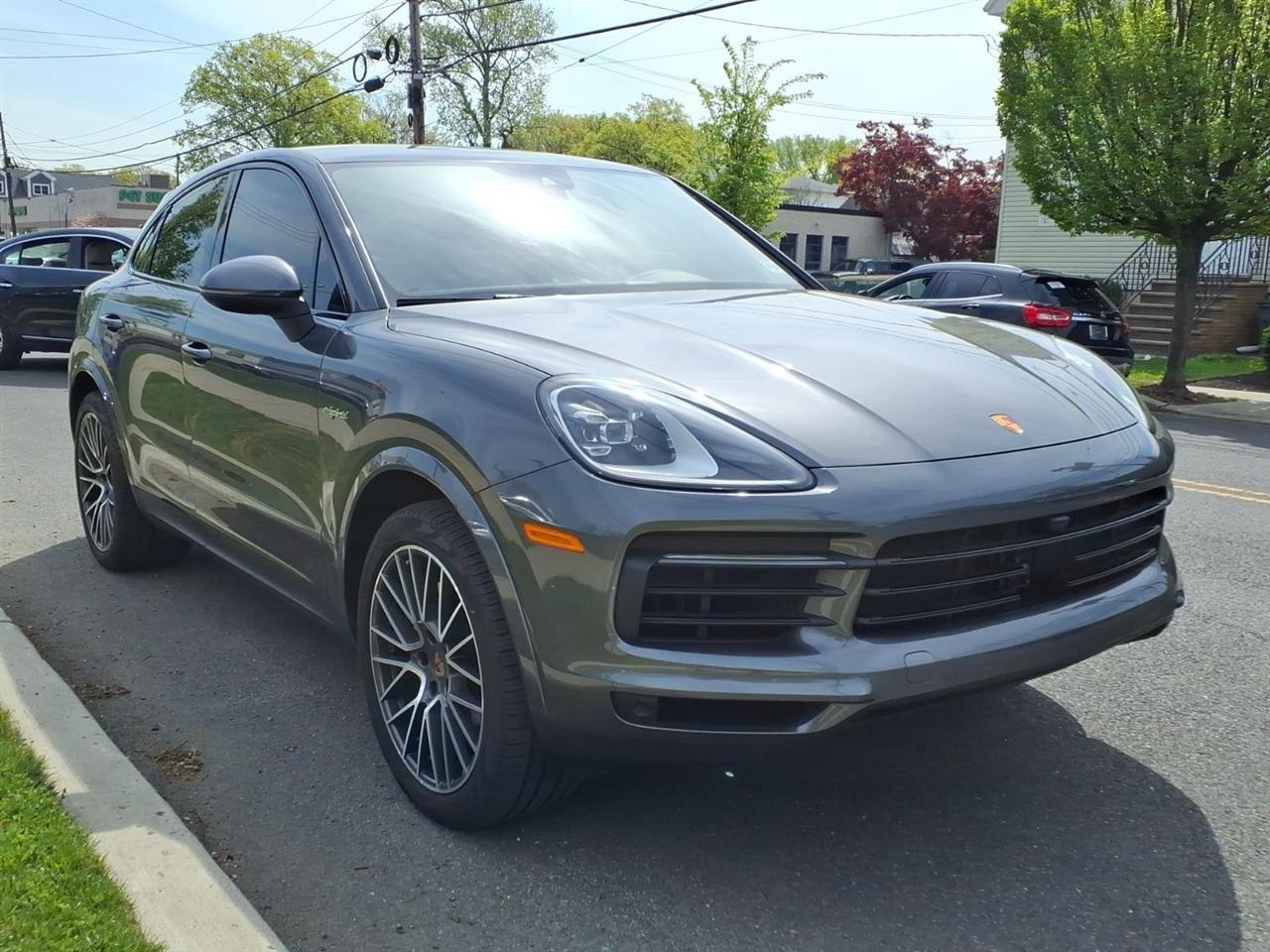 Porsche Cayenne Platinum Edition Hybrid Coupe AWD 2023