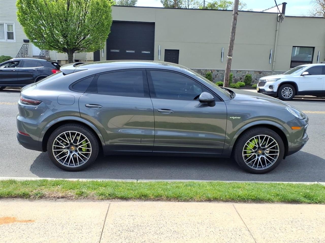 Porsche Cayenne Platinum Edition Hybrid Coupe AWD 2023