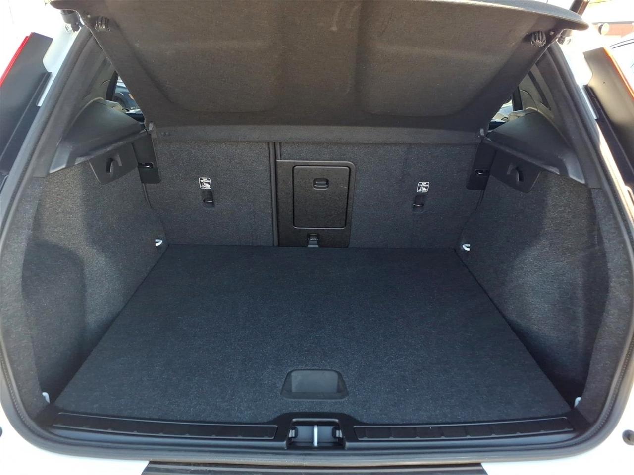 Volvo XC40 B5 AWD Core Bright Theme 2025