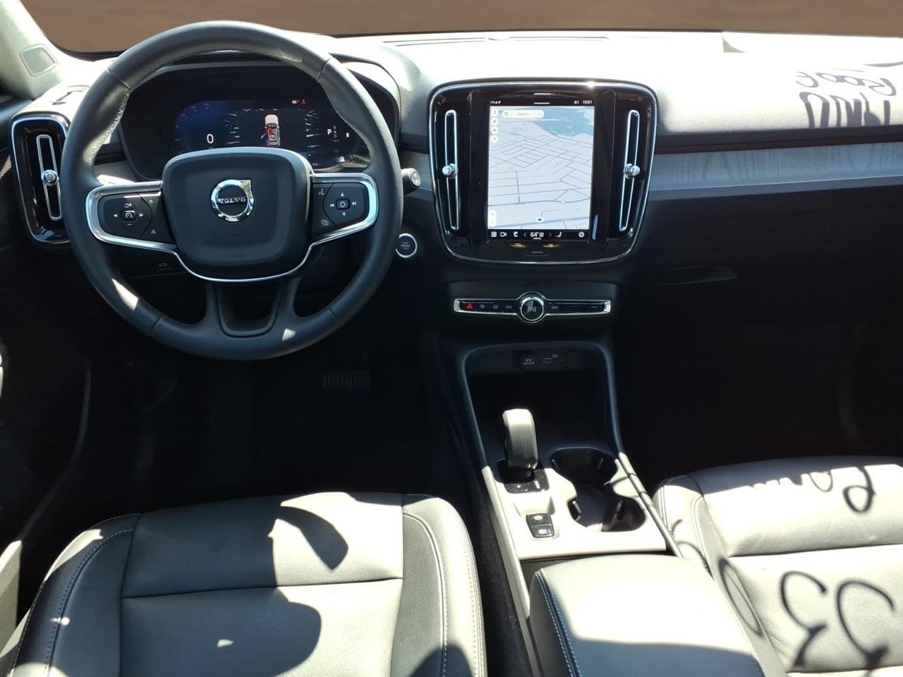 Volvo XC40 B5 AWD Core Bright Theme 2025