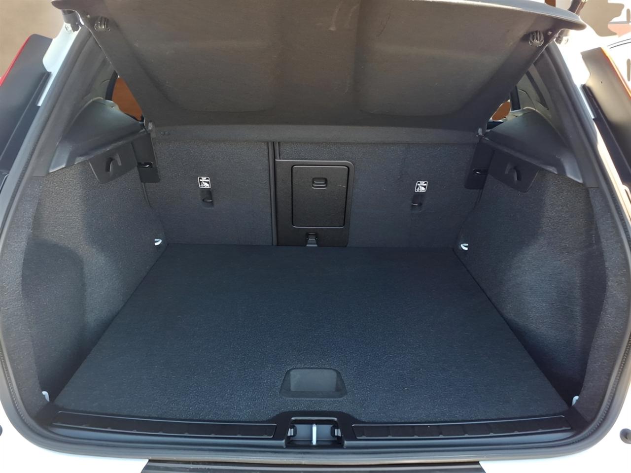 Volvo XC40 B5 AWD Core Bright Theme 2025