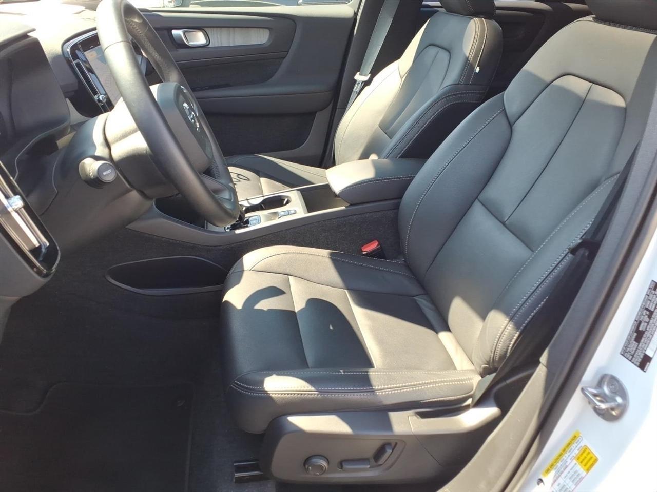 Volvo XC40 B5 AWD Core Bright Theme 2025