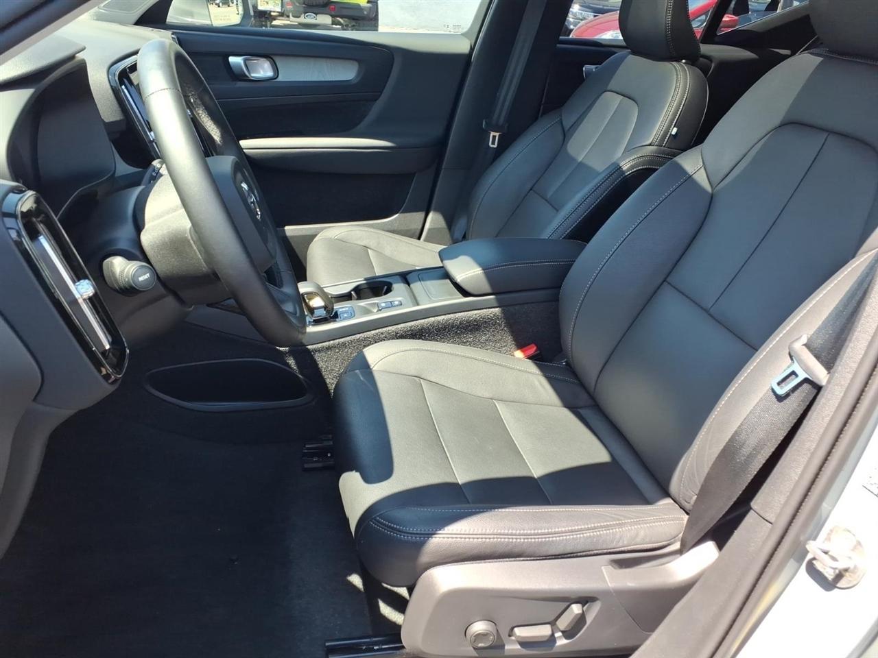 Volvo XC40 B5 AWD Core Bright Theme 2025