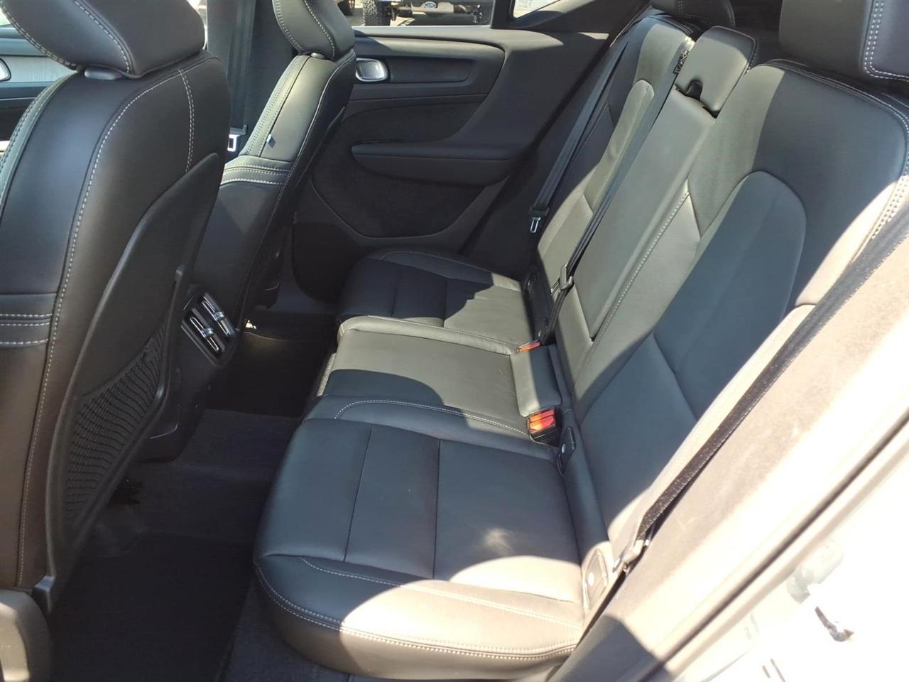 Volvo XC40 B5 AWD Core Bright Theme 2025
