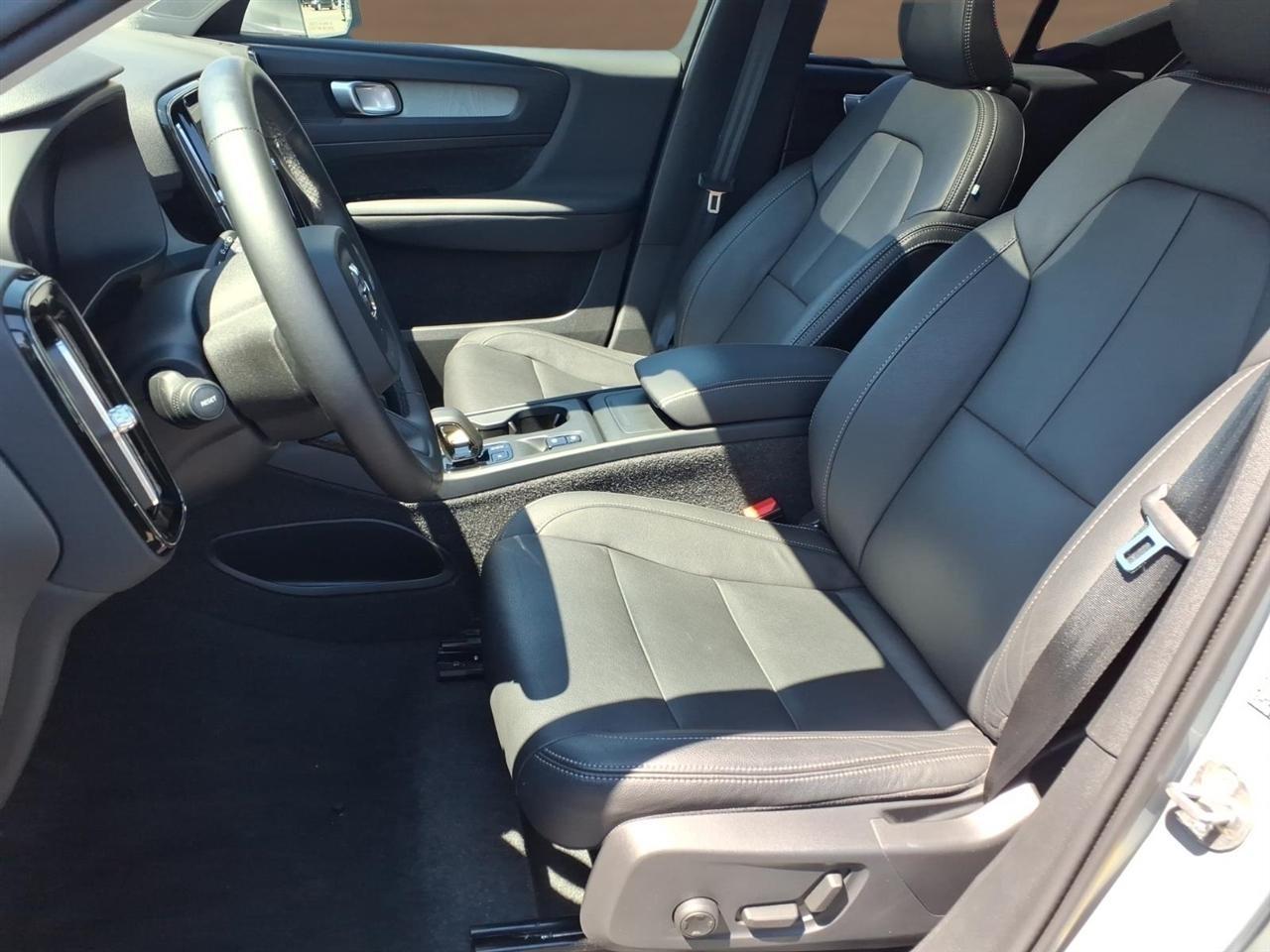 Volvo XC40 B5 AWD Core Bright Theme 2025