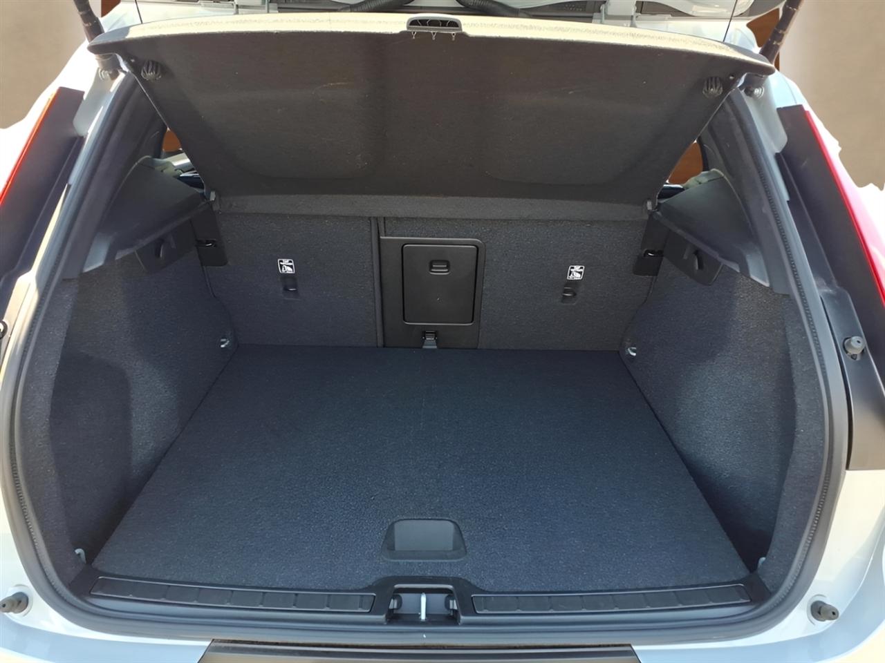 Volvo XC40 B5 AWD Core Bright Theme 2025