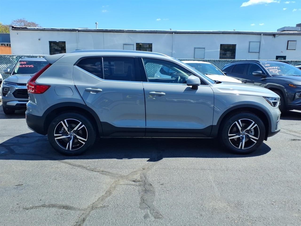 Volvo XC40 B5 AWD Core Bright Theme 2025