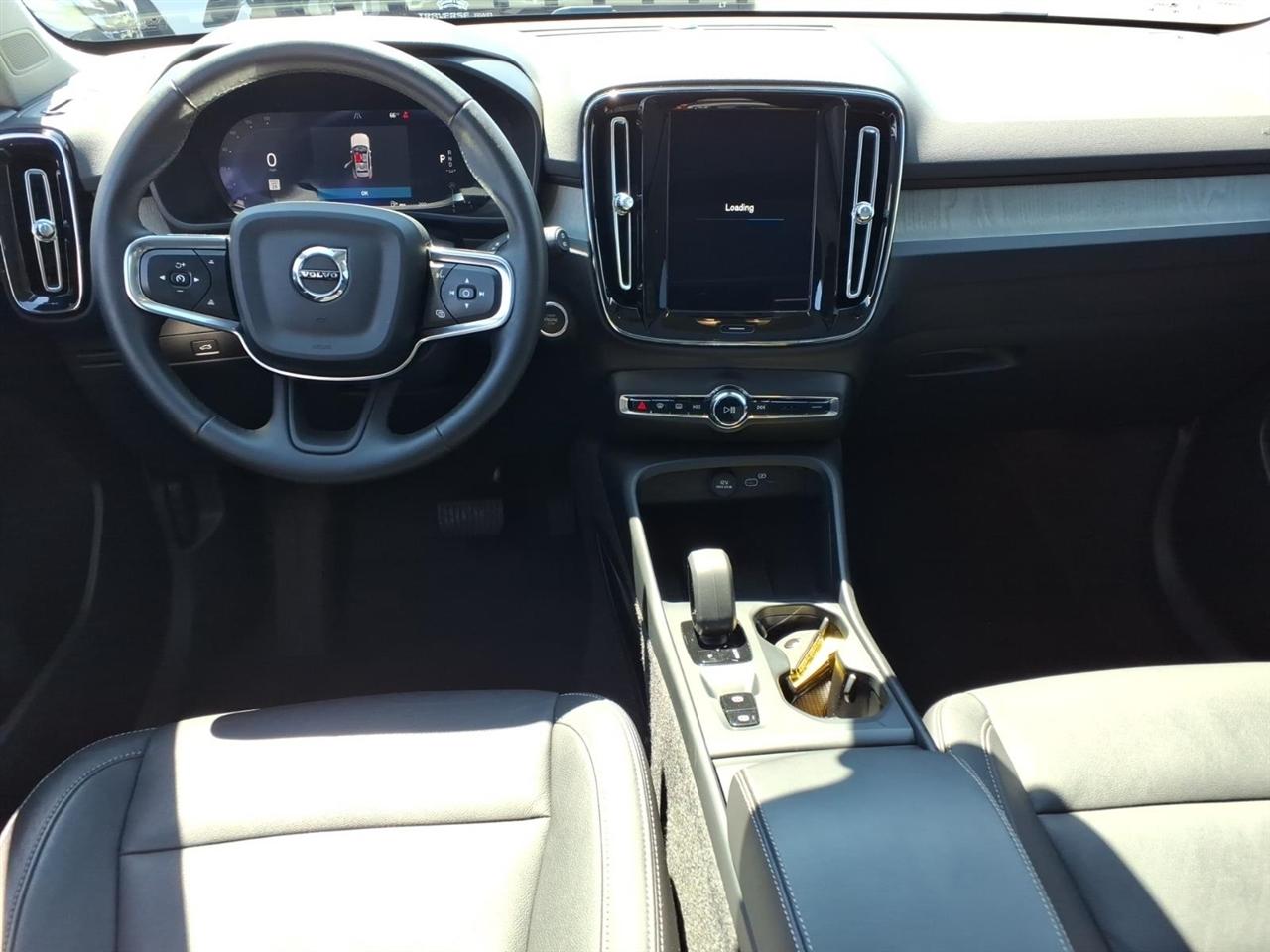 Volvo XC40 B5 AWD Core Bright Theme 2025