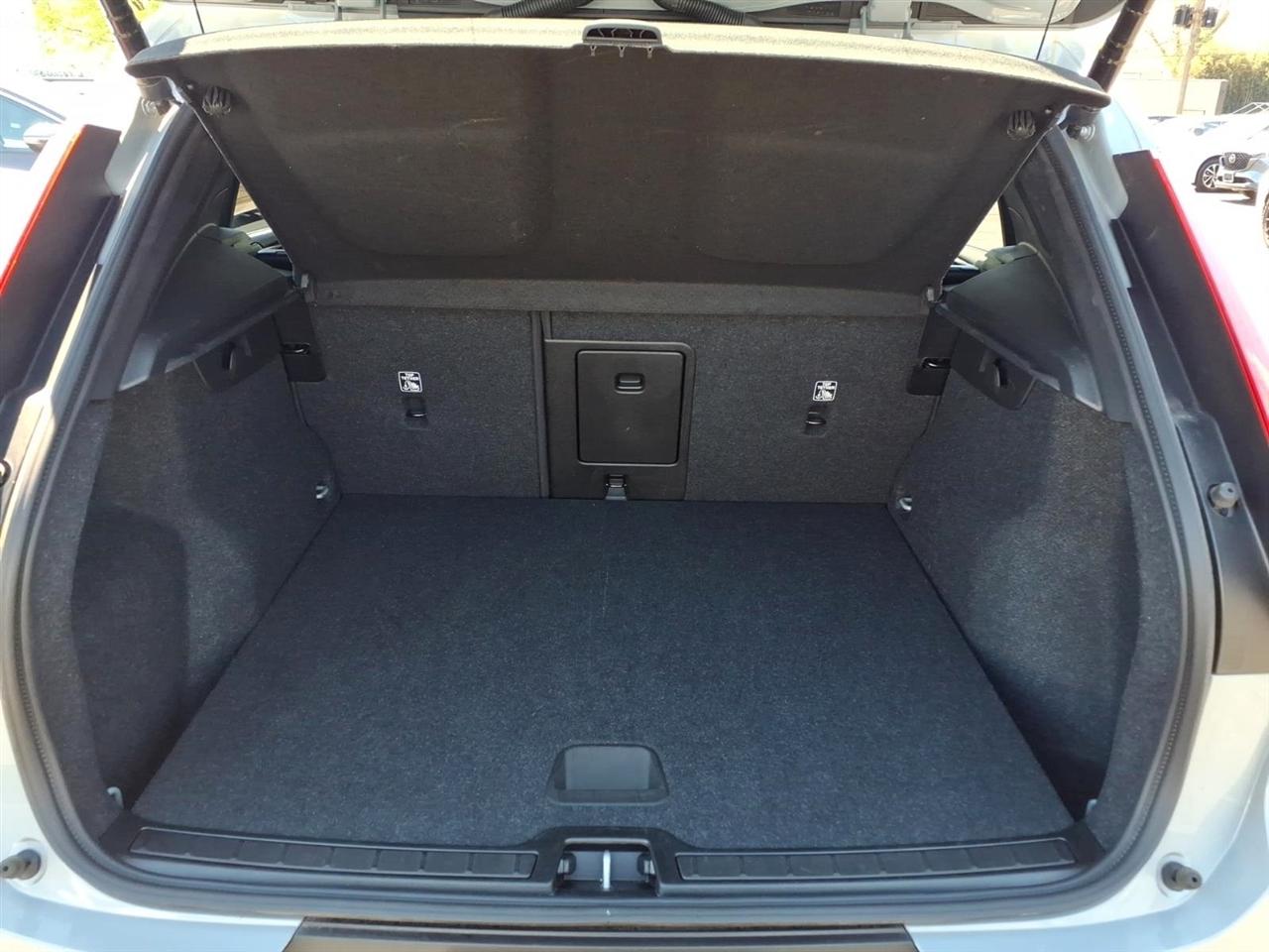 Volvo XC40 B5 AWD Core Bright Theme 2025
