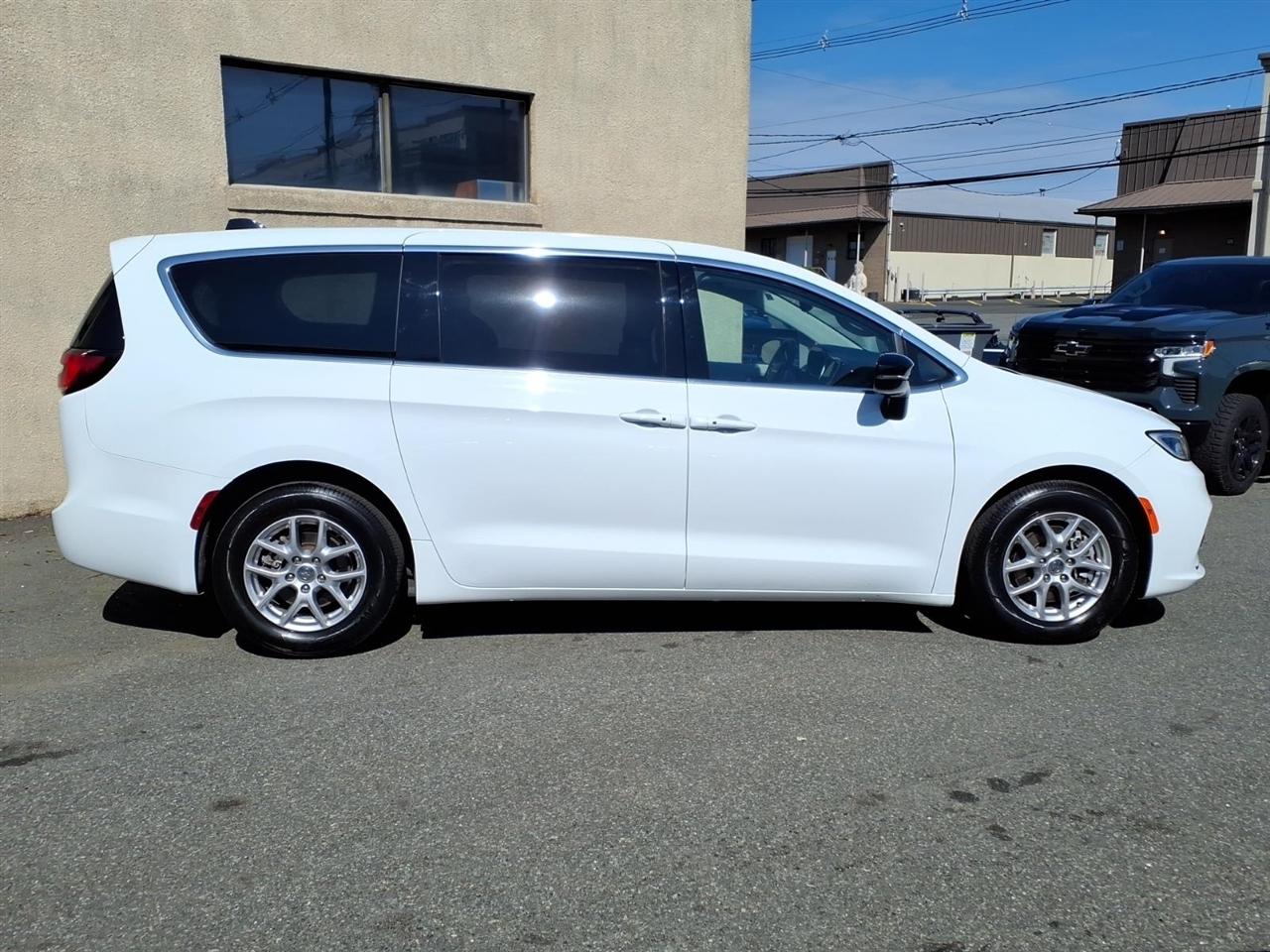 Chrysler Pacifica Touring L FWD 2024