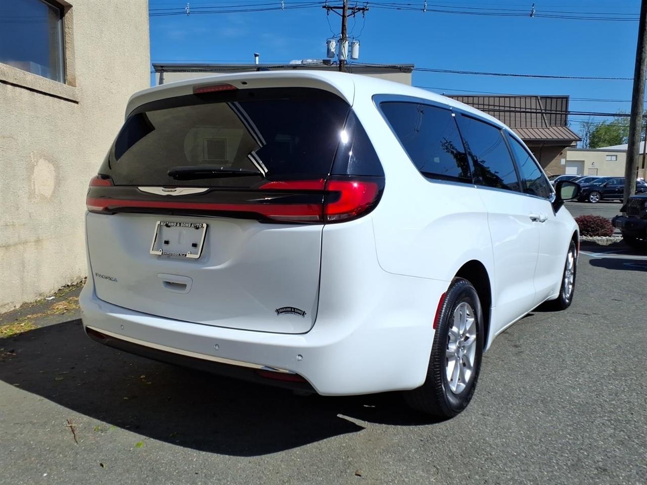 Chrysler Pacifica Touring L FWD 2024