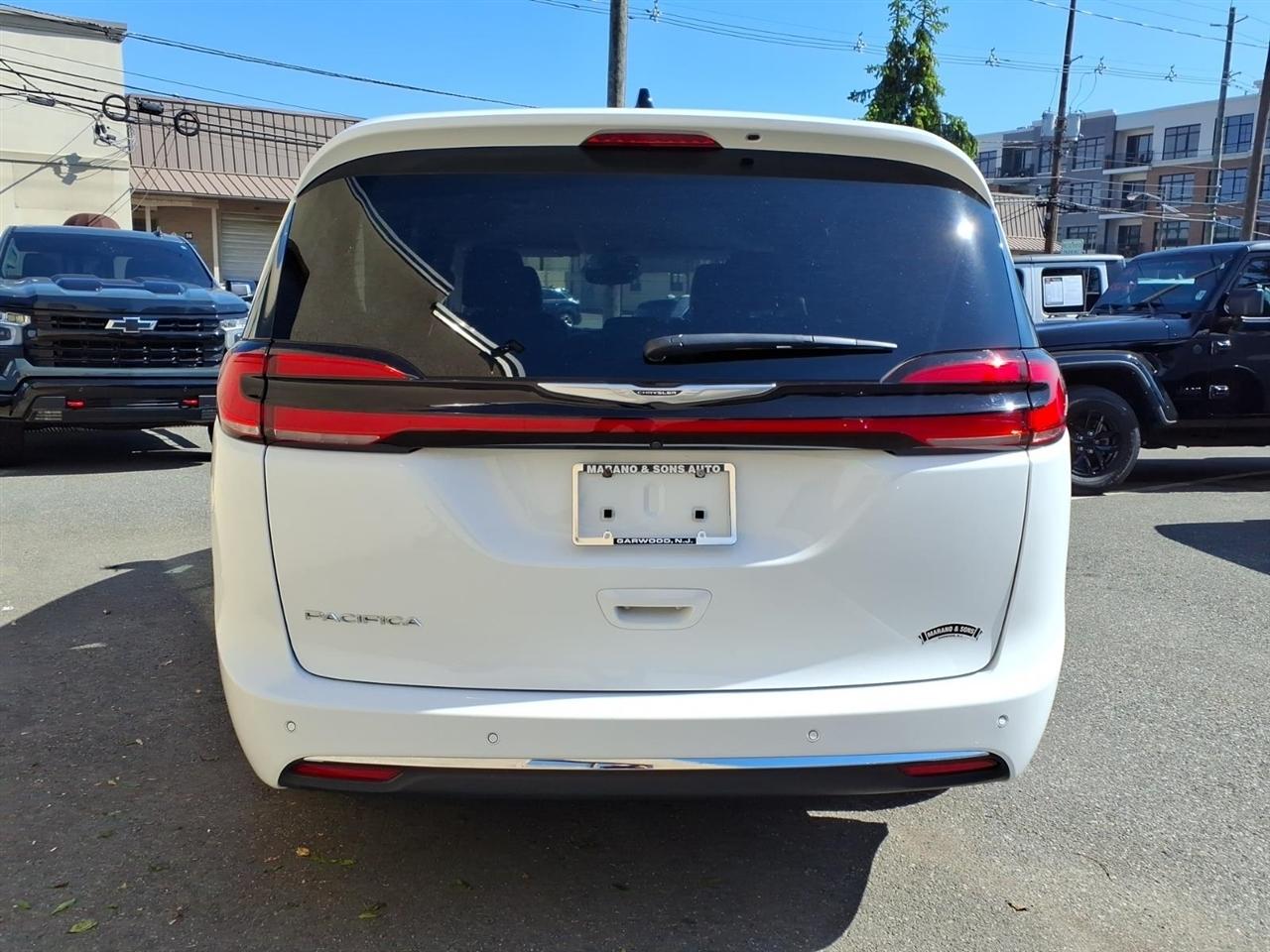 Chrysler Pacifica Touring L FWD 2024