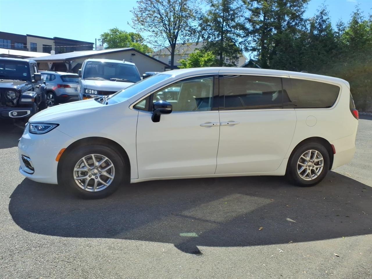 Chrysler Pacifica Touring L FWD 2024