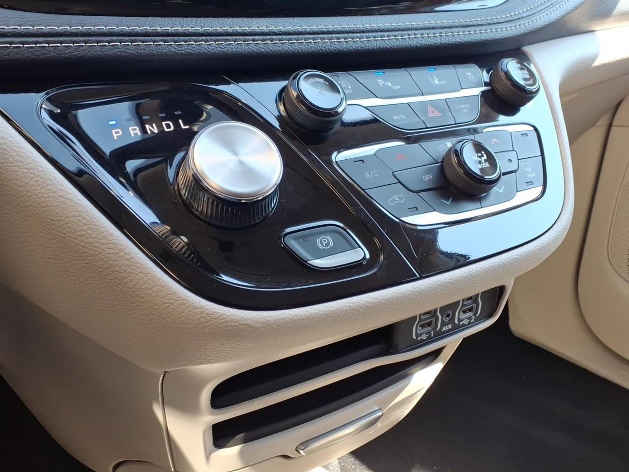 Chrysler Pacifica Touring L FWD 2024