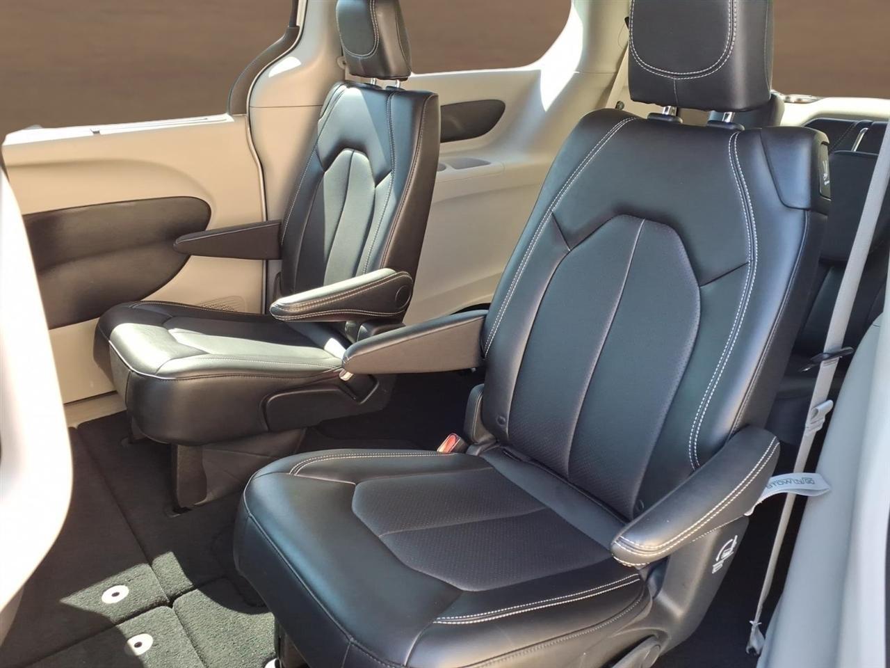 Chrysler Pacifica Touring L FWD 2024