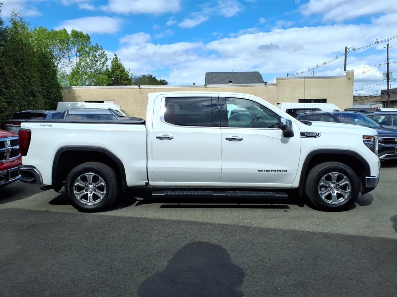 GMC Sierra 1500 4WD Crew Cab 147" SLT 2025