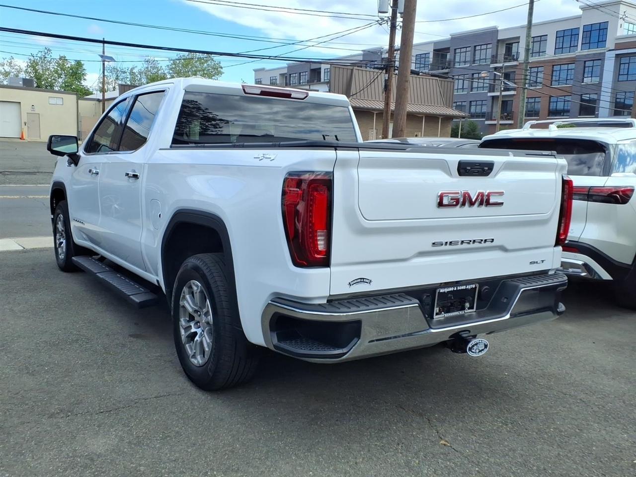 GMC Sierra 1500 4WD Crew Cab 147" SLT 2025