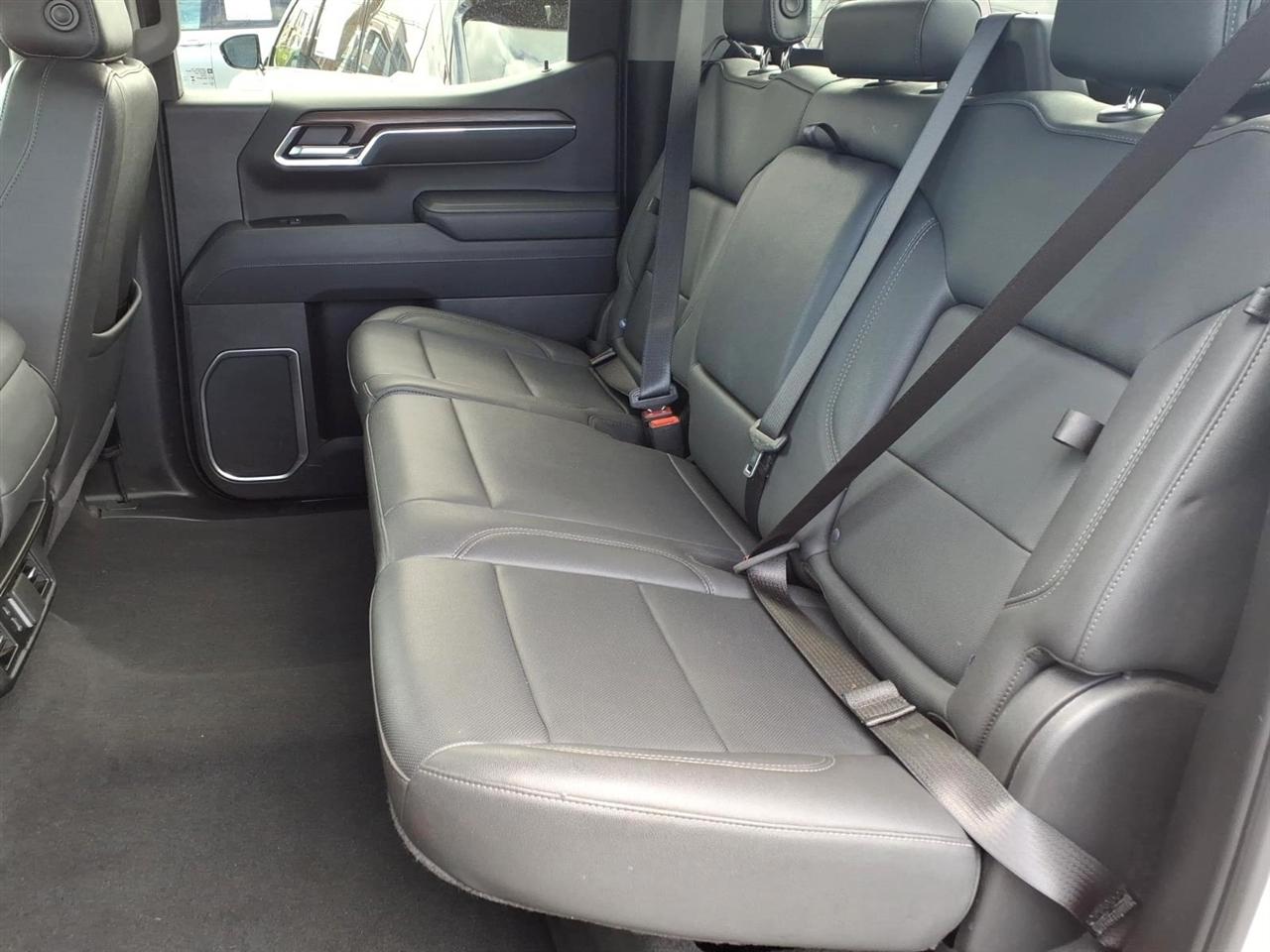 GMC Sierra 1500 4WD Crew Cab 147" SLT 2025
