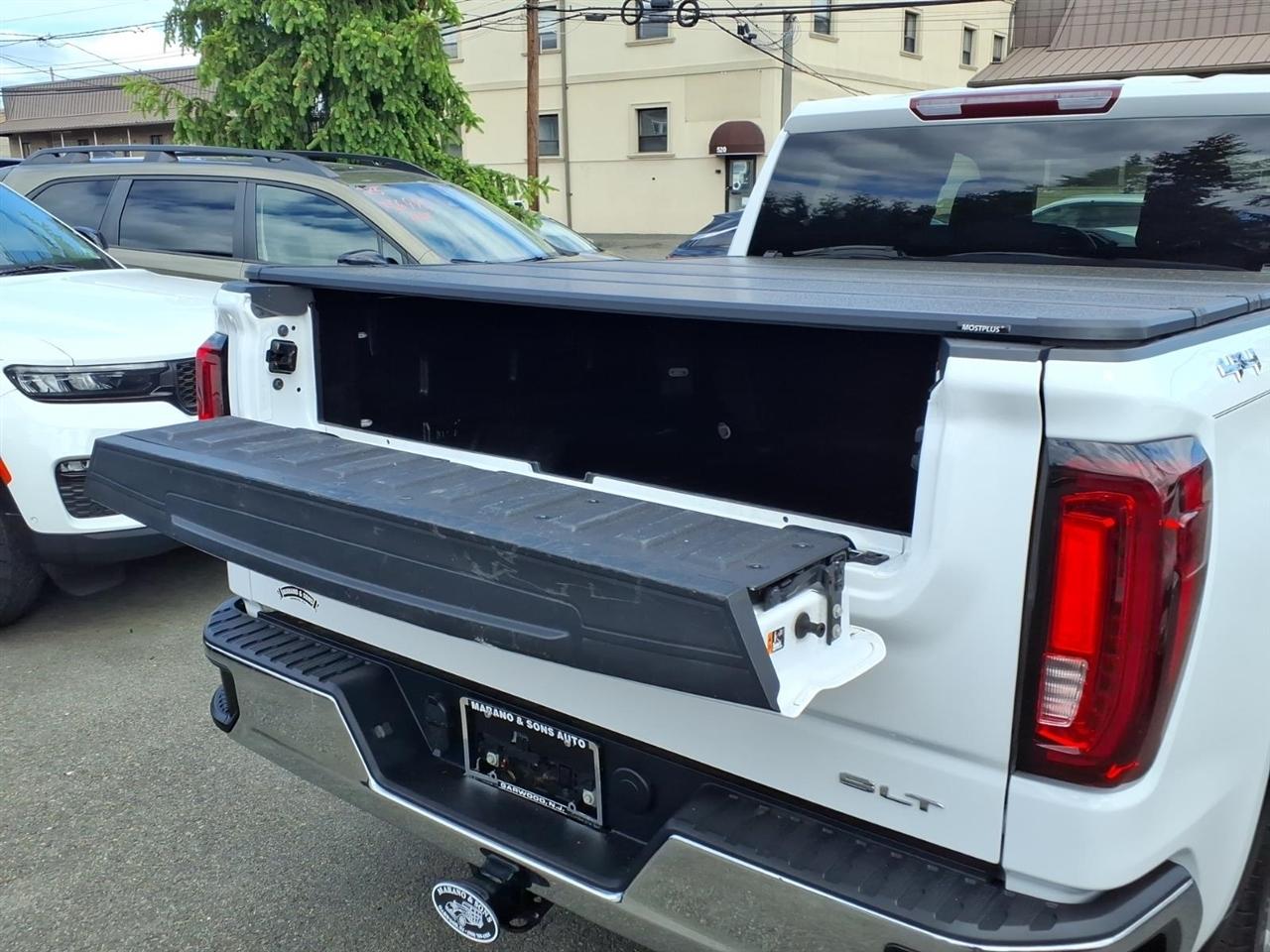 GMC Sierra 1500 4WD Crew Cab 147" SLT 2025