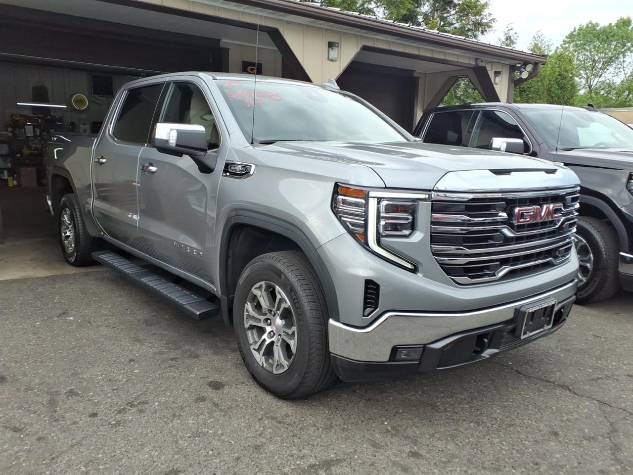 GMC Sierra 1500 4WD Crew Cab 147" SLT 2025