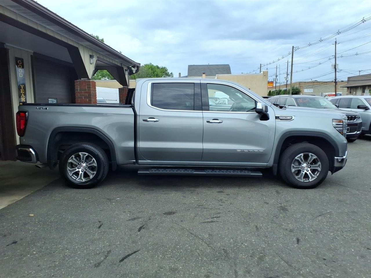 GMC Sierra 1500 4WD Crew Cab 147" SLT 2025