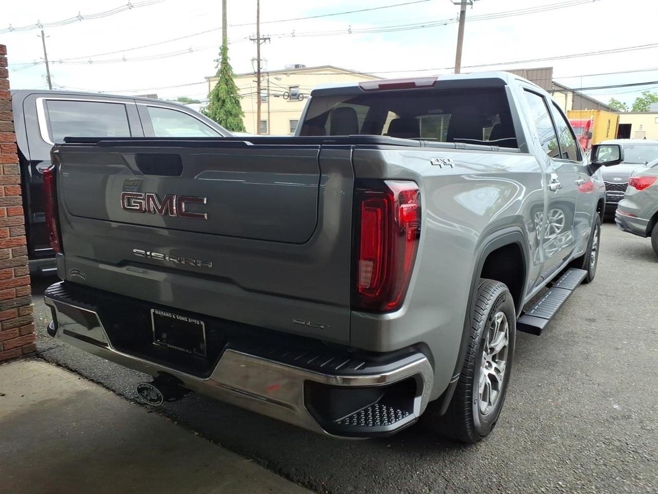 GMC Sierra 1500 4WD Crew Cab 147" SLT 2025