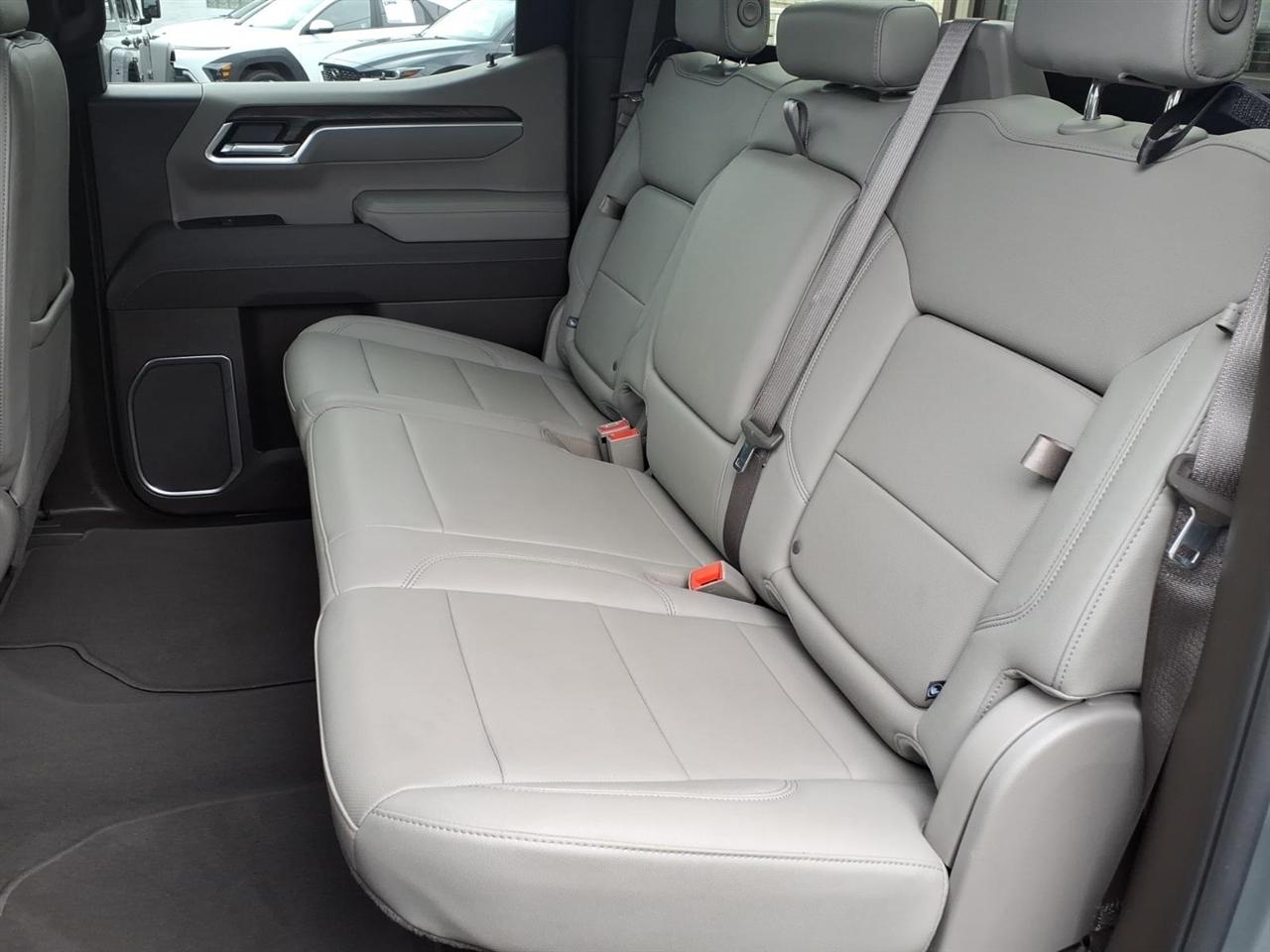 GMC Sierra 1500 4WD Crew Cab 147" SLT 2025