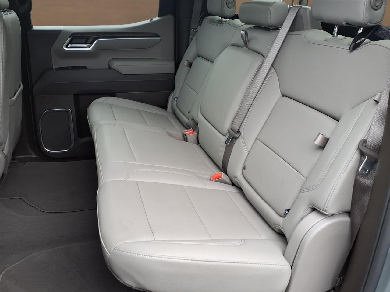 GMC Sierra 1500 4WD Crew Cab 147" SLT 2025