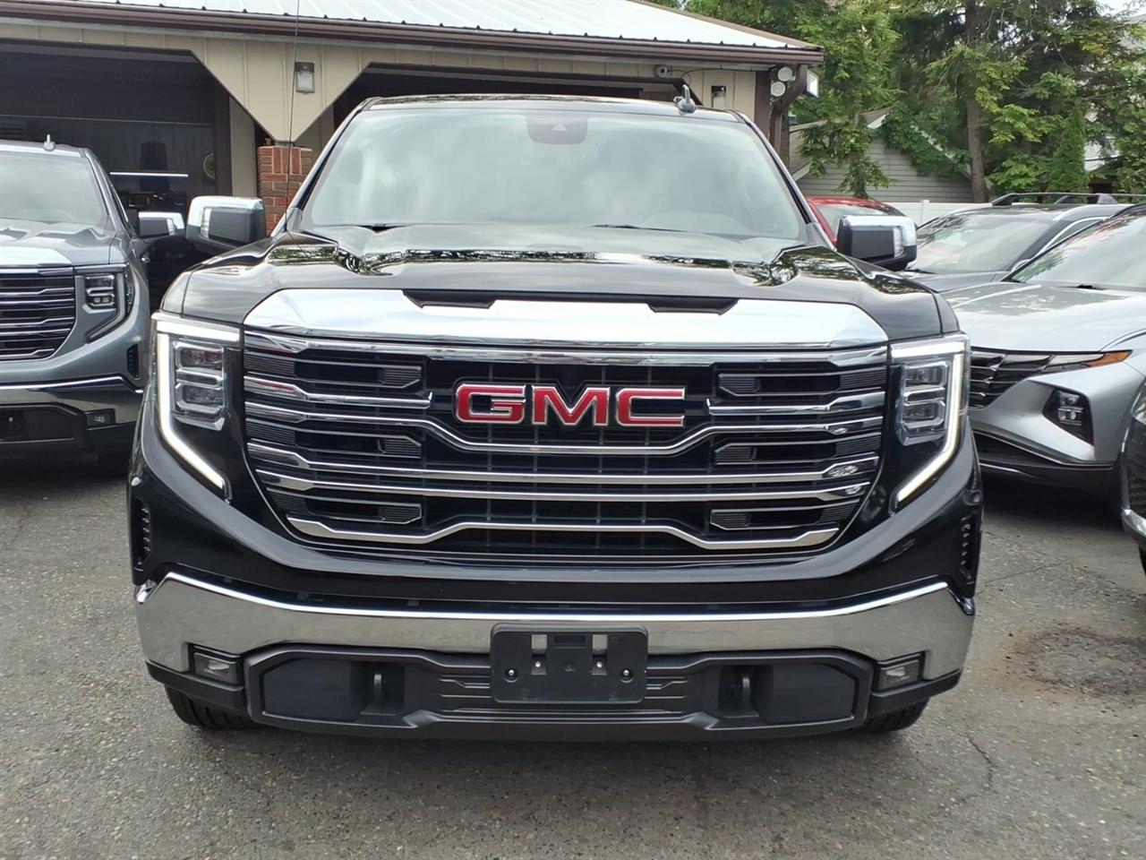 GMC Sierra 1500 4WD Crew Cab 147" SLT 2025