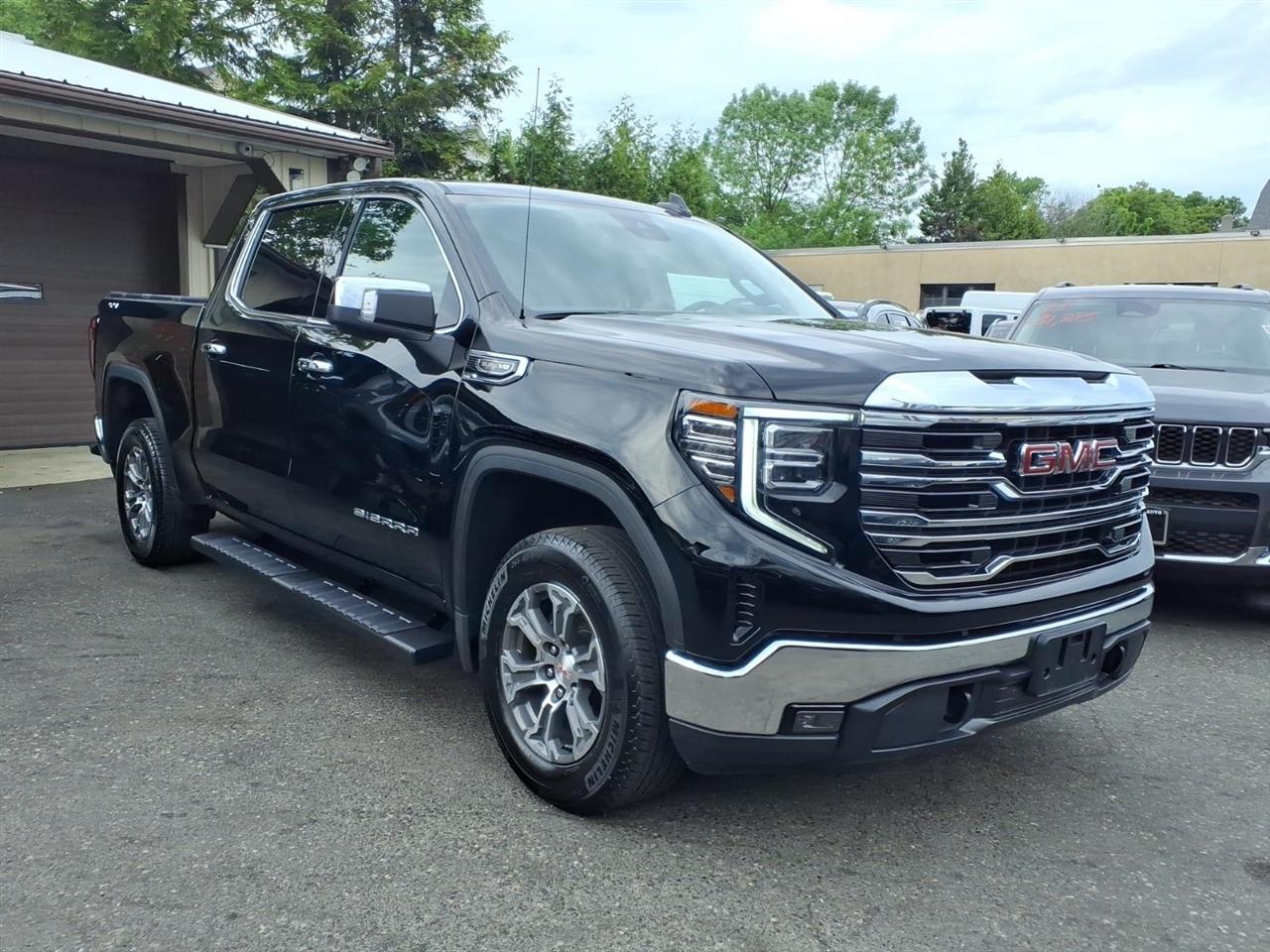 GMC Sierra 1500 4WD Crew Cab 147" SLT 2025