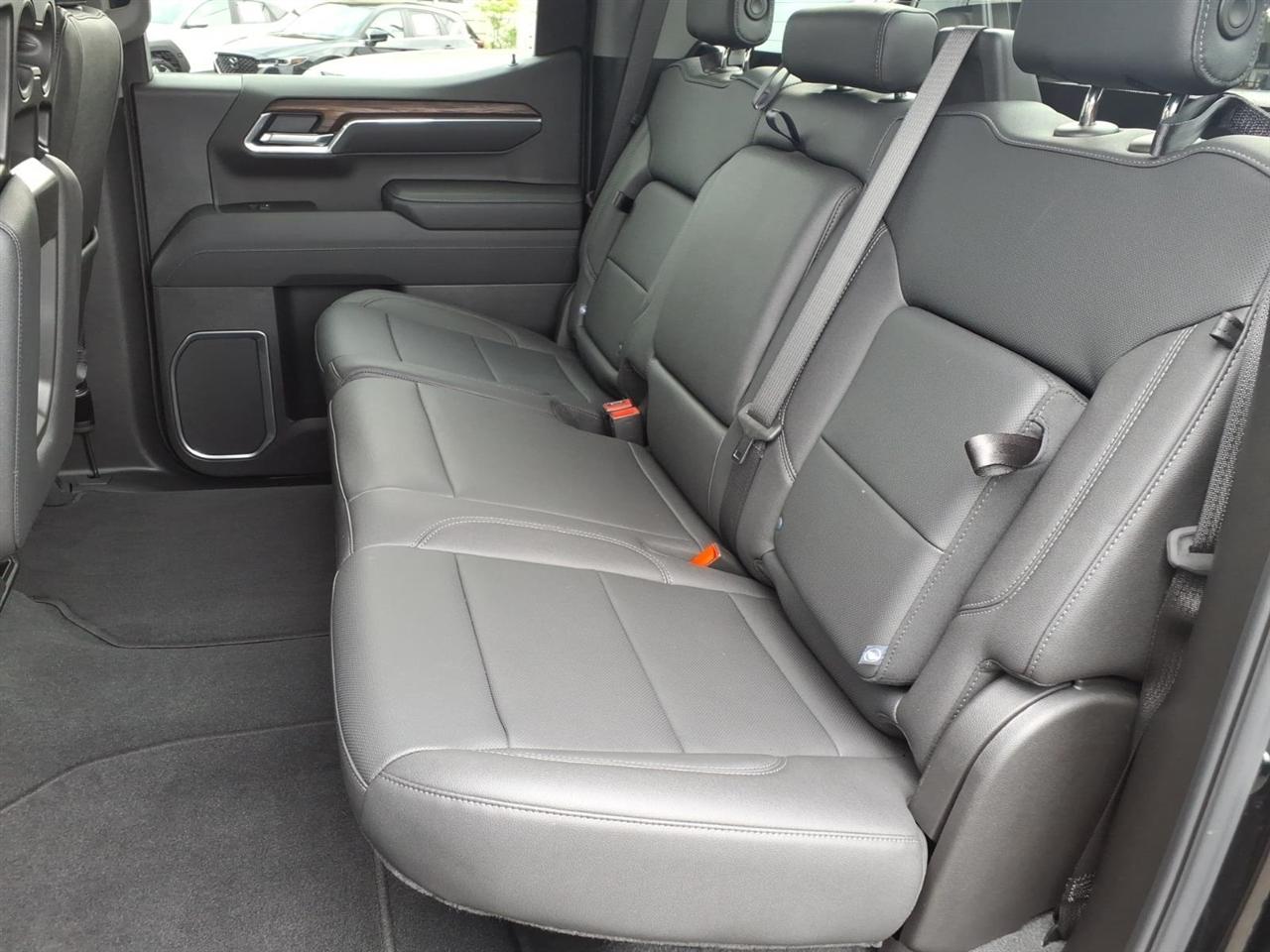 GMC Sierra 1500 4WD Crew Cab 147" SLT 2025