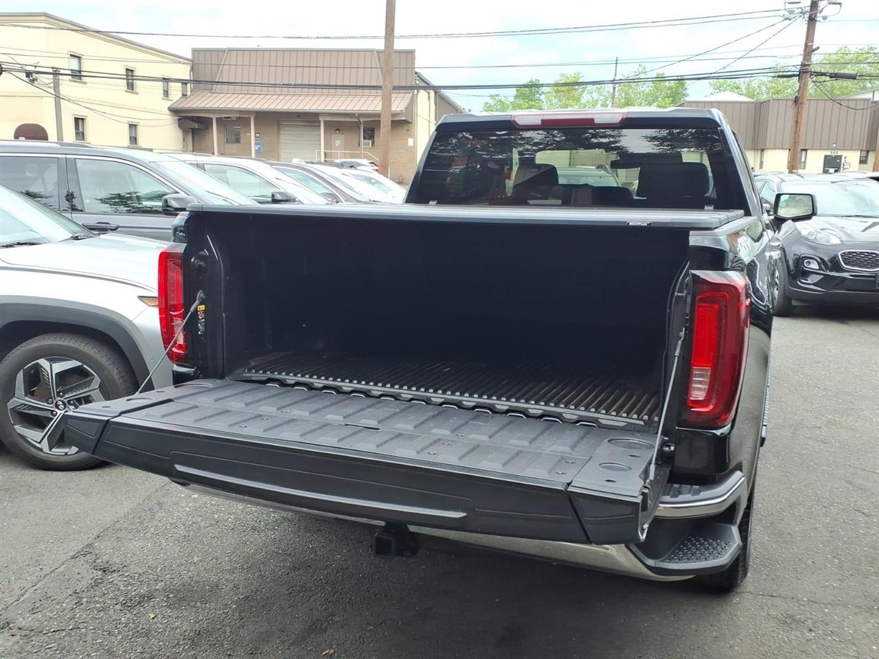 GMC Sierra 1500 4WD Crew Cab 147" SLT 2025