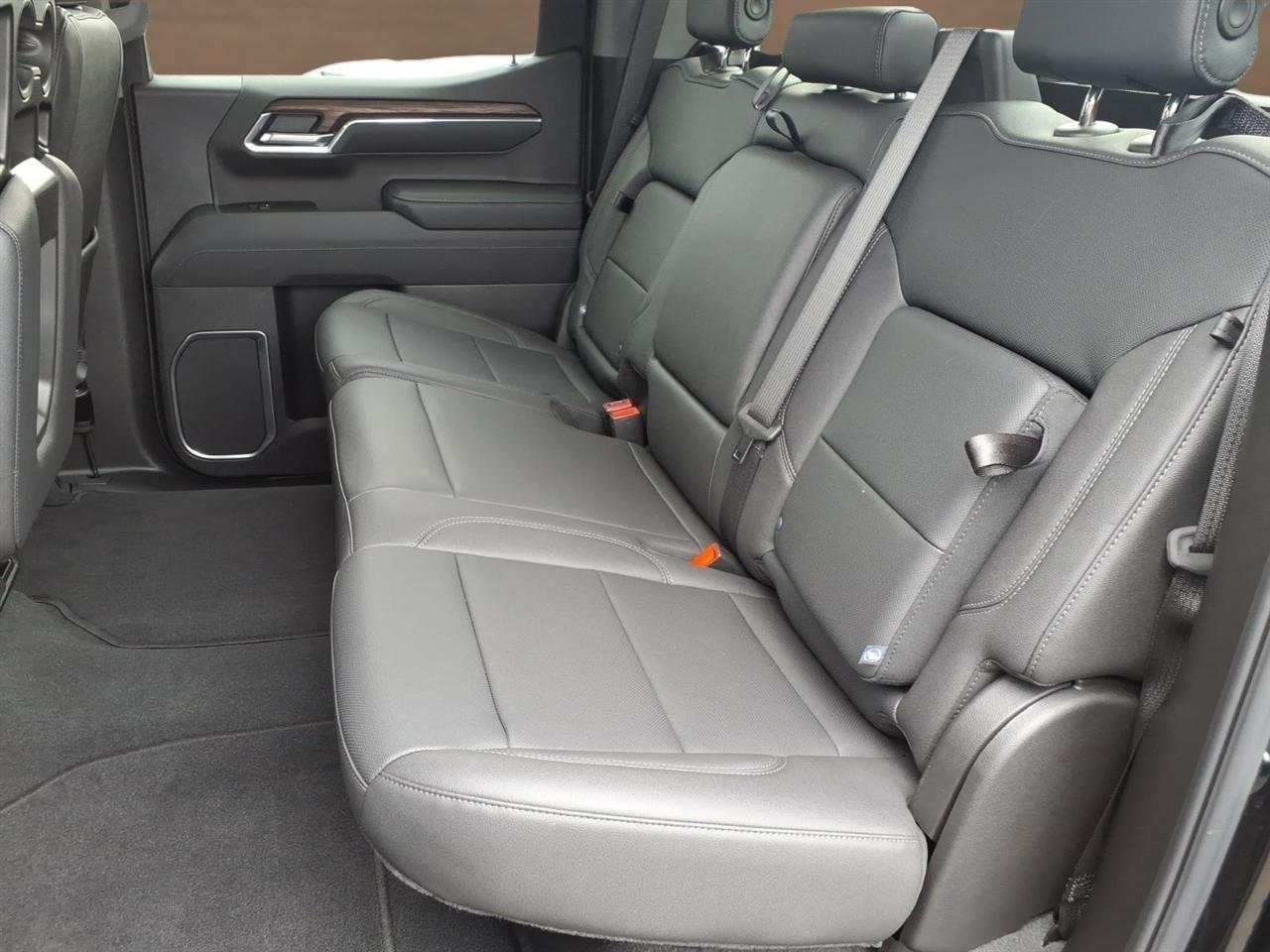 GMC Sierra 1500 4WD Crew Cab 147" SLT 2025