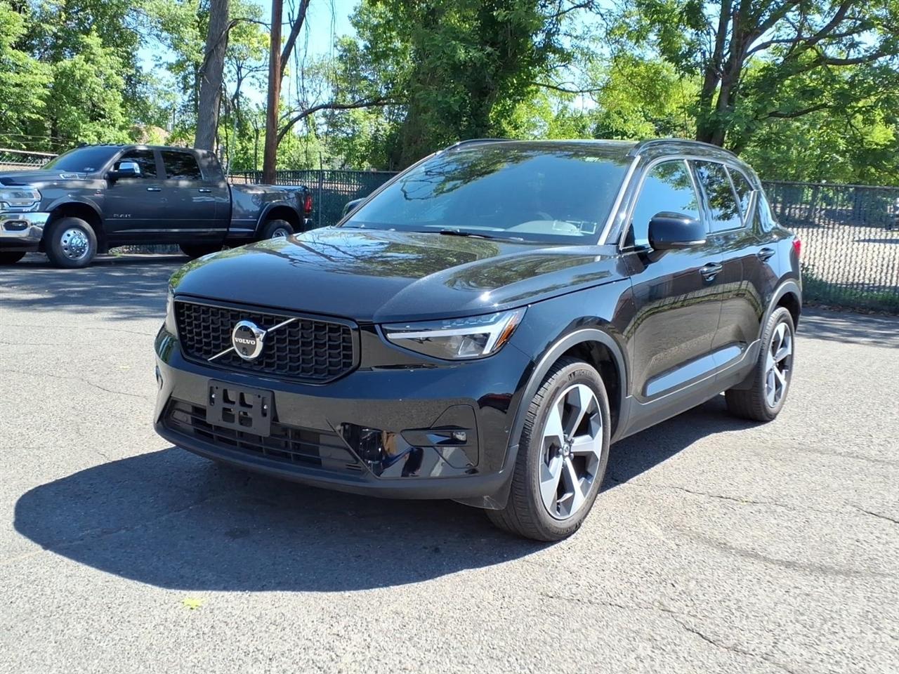 Volvo XC40 B5 AWD Plus Dark Theme 2025