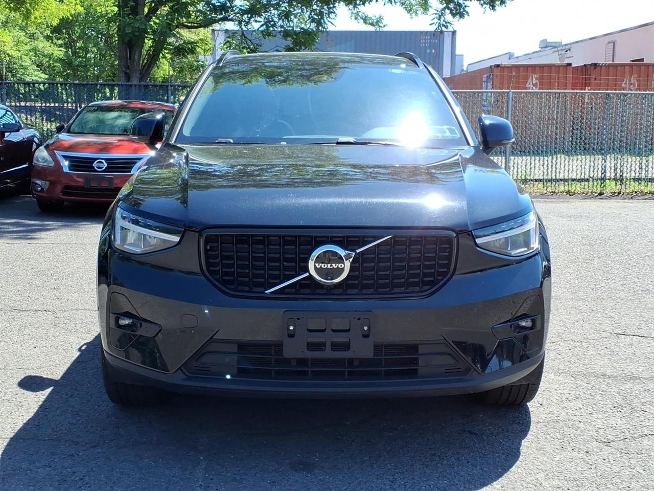 Volvo XC40 B5 AWD Plus Dark Theme 2025