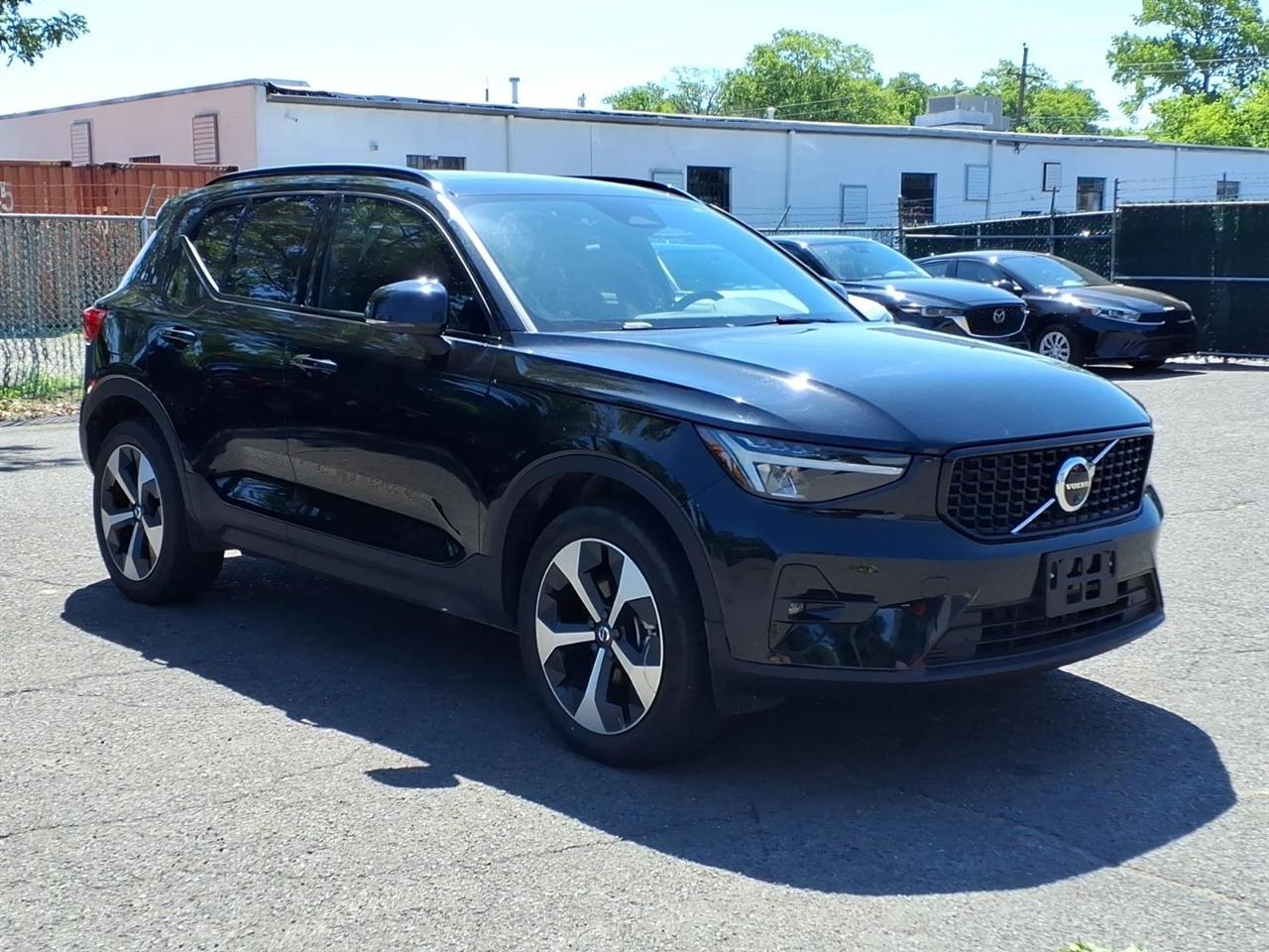 Volvo XC40 B5 AWD Plus Dark Theme 2025