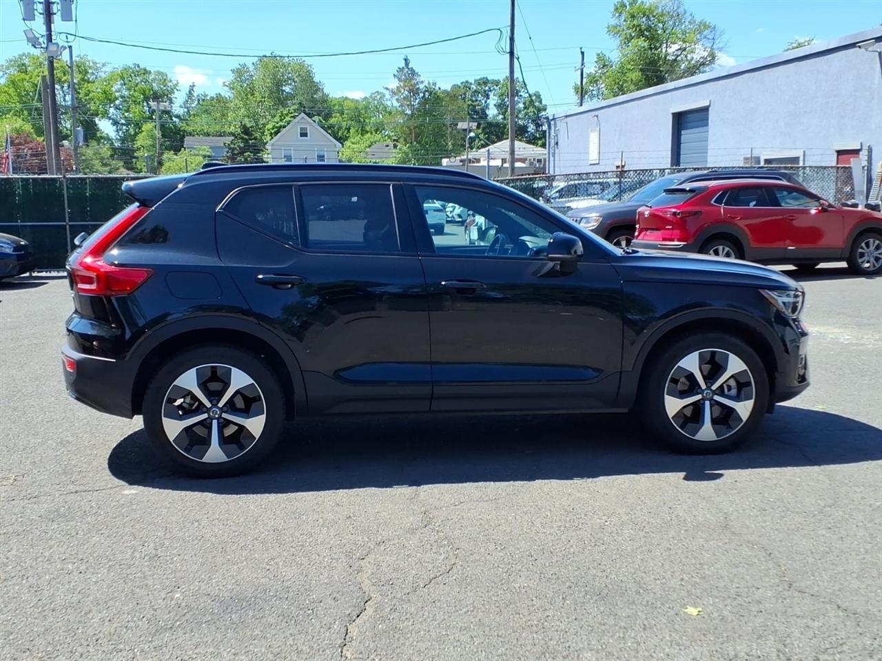 Volvo XC40 B5 AWD Plus Dark Theme 2025