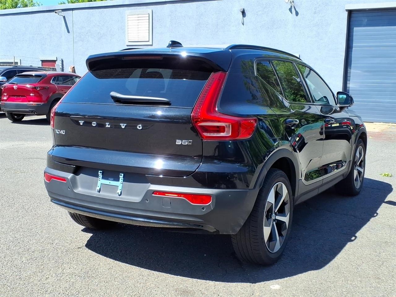 Volvo XC40 B5 AWD Plus Dark Theme 2025