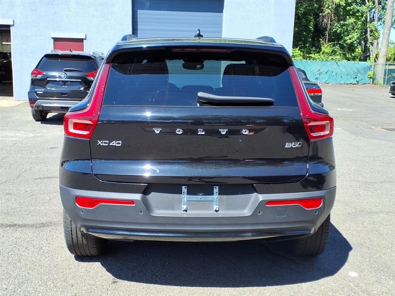 Volvo XC40 B5 AWD Plus Dark Theme 2025