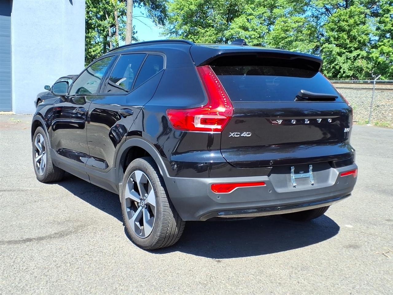 Volvo XC40 B5 AWD Plus Dark Theme 2025