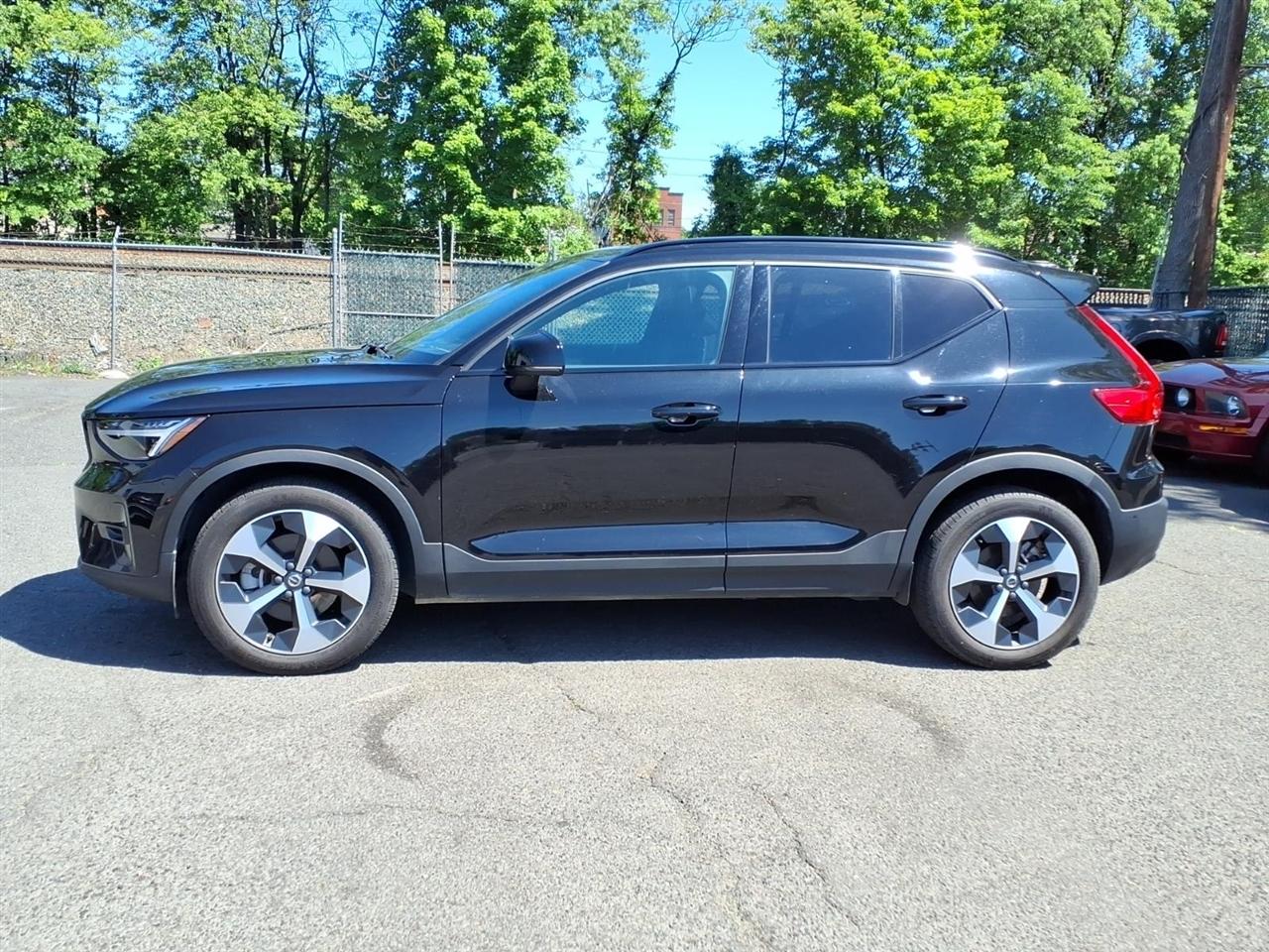 Volvo XC40 B5 AWD Plus Dark Theme 2025