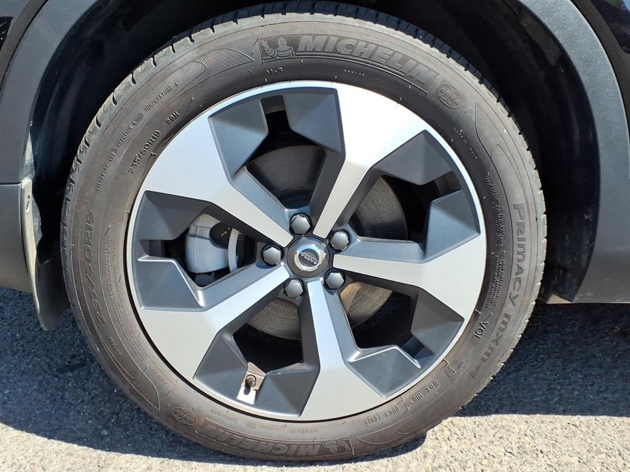 Volvo XC40 B5 AWD Plus Dark Theme 2025