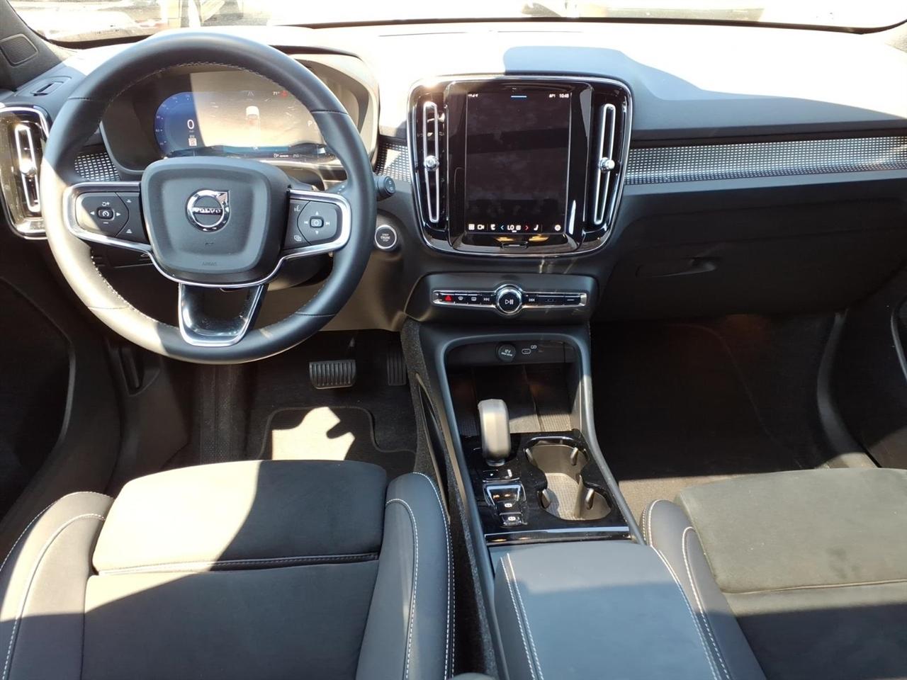 Volvo XC40 B5 AWD Plus Dark Theme 2025