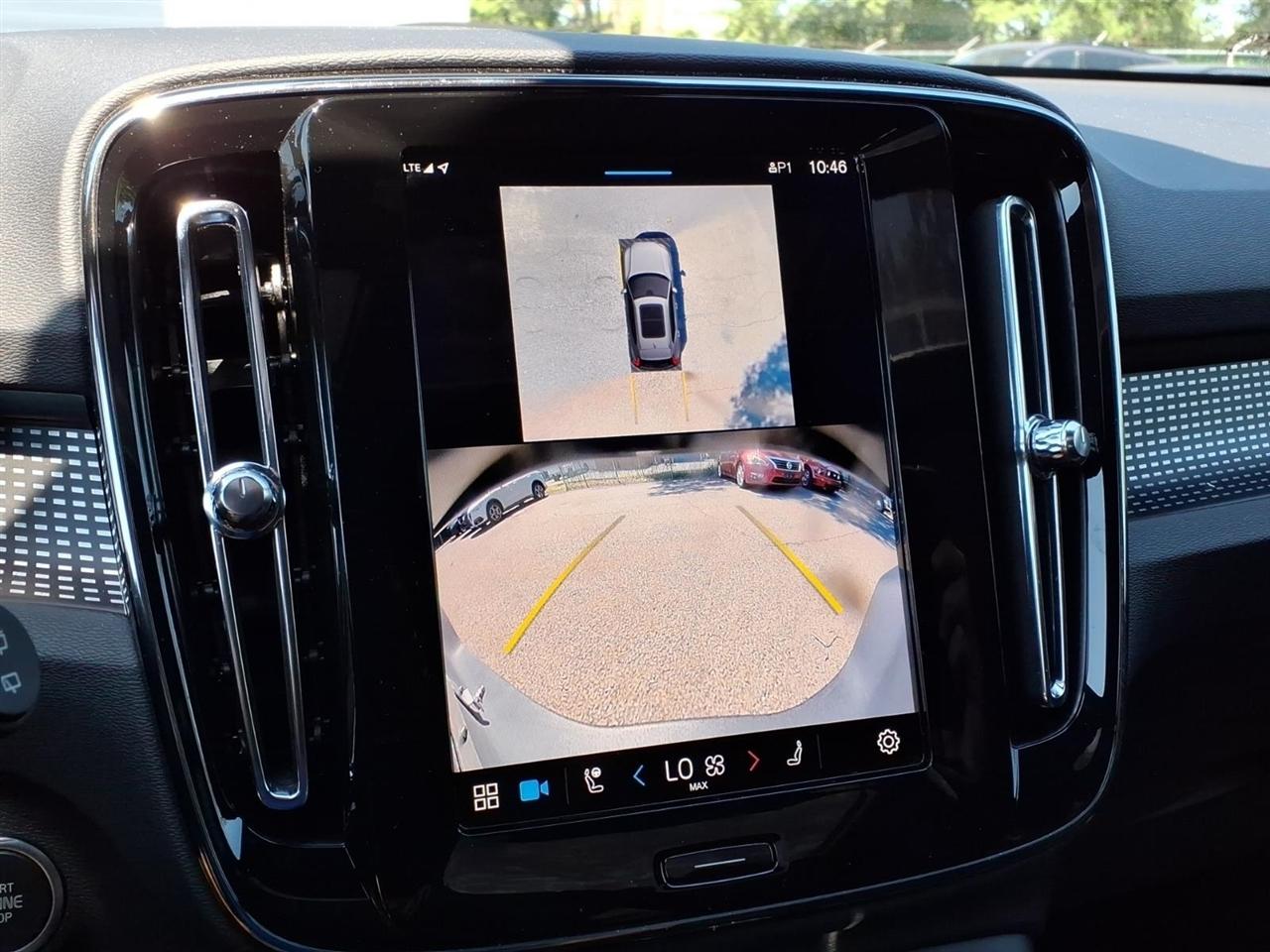 Volvo XC40 B5 AWD Plus Dark Theme 2025