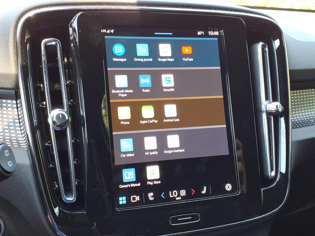 Volvo XC40 B5 AWD Plus Dark Theme 2025